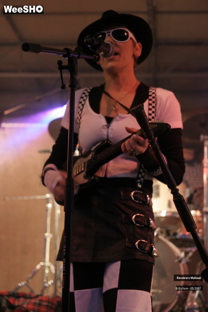 7/34 photos du spectacle Revolvers Mahoué