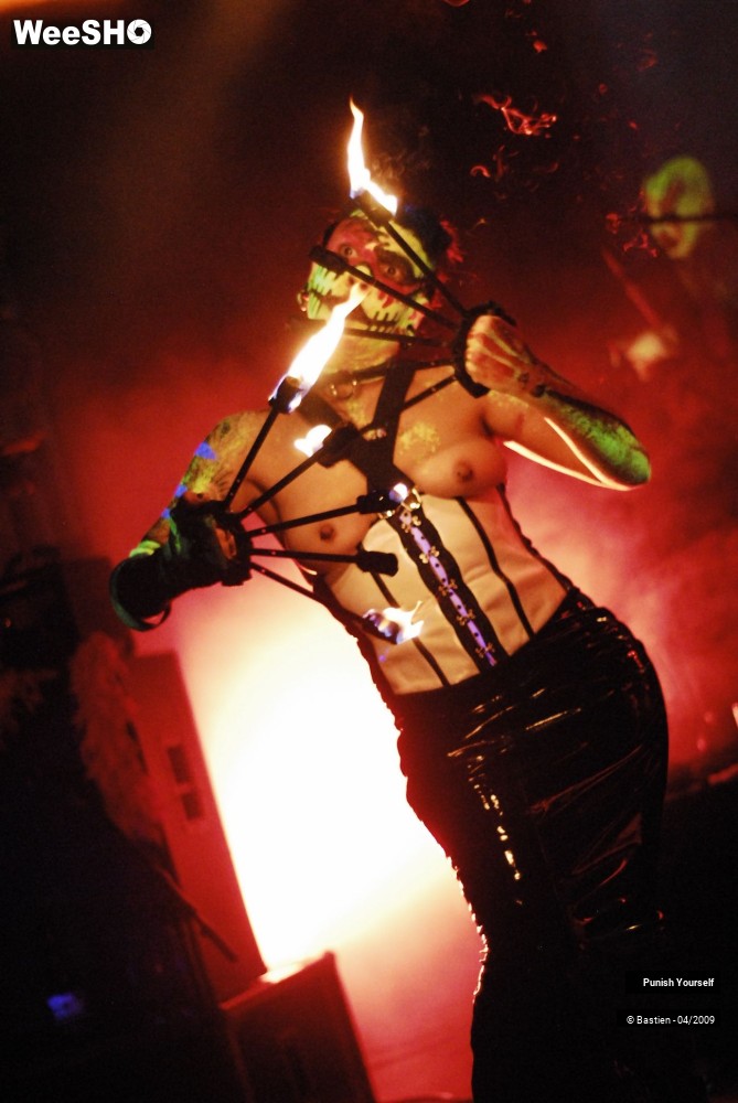 6/38 photos du spectacle Punish Yourself