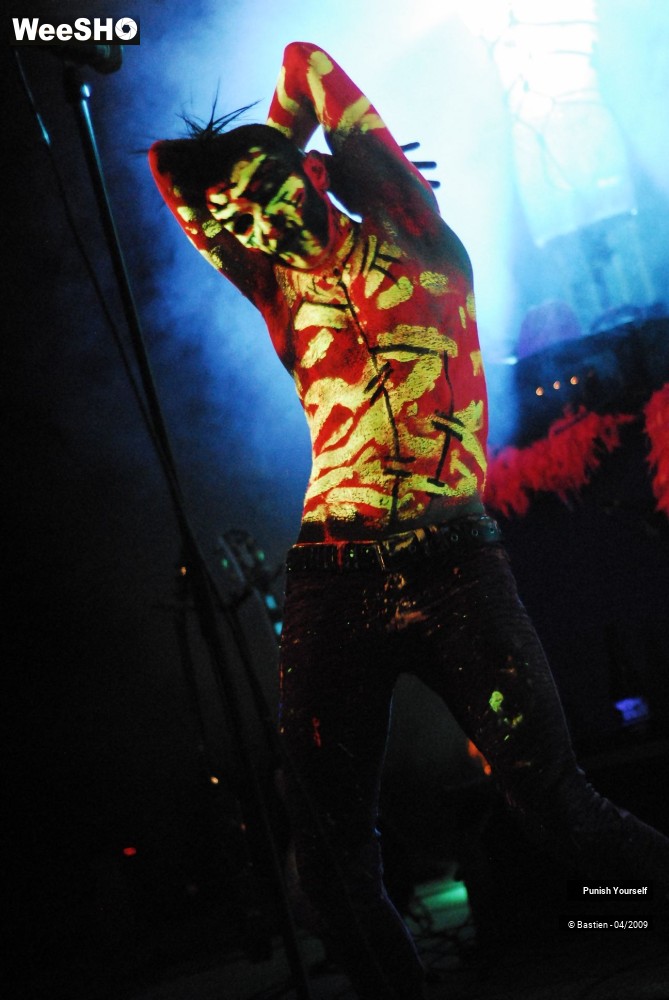 7/38 photos du spectacle Punish Yourself