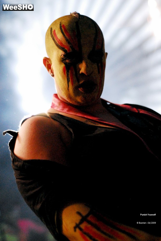 9/38 photos du spectacle Punish Yourself