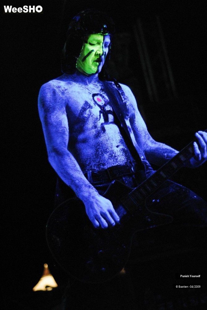 24/38 photos du spectacle Punish Yourself