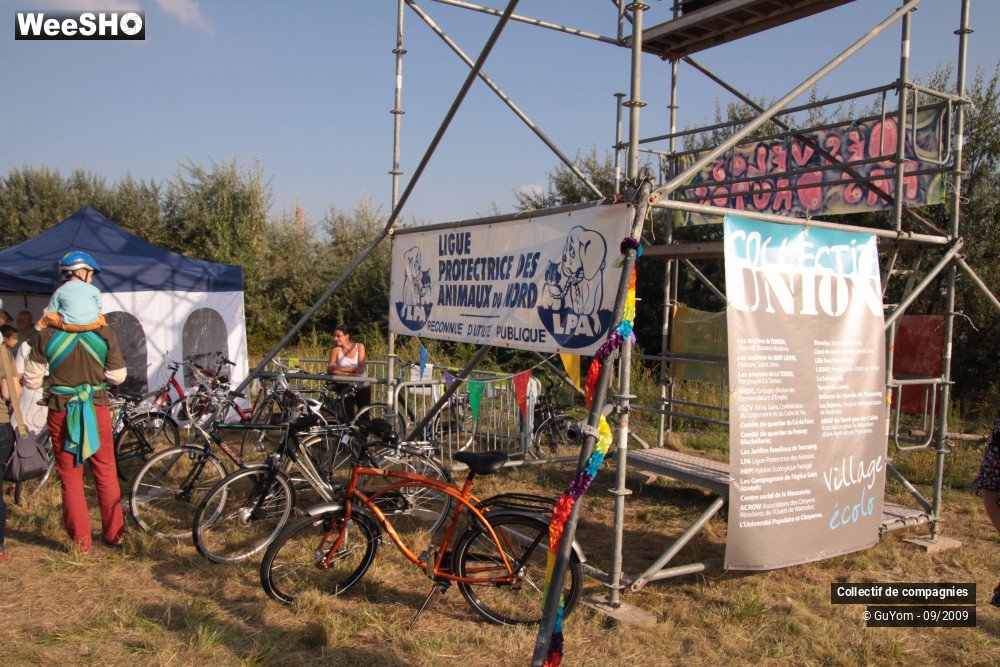 25/36 photos du spectacle Blue Days Les Stands