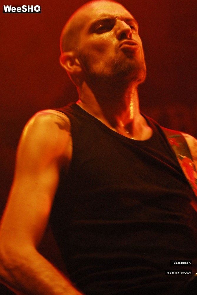 25/48 photos du spectacle Black Bomb A