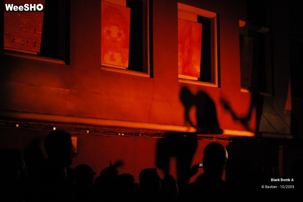 32/48 photos du spectacle Black Bomb A