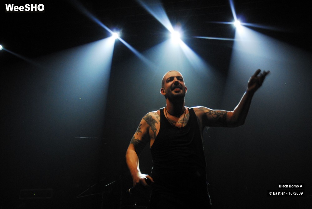 35/48 photos du spectacle Black Bomb A