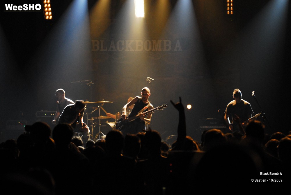 45/48 photos du spectacle Black Bomb A