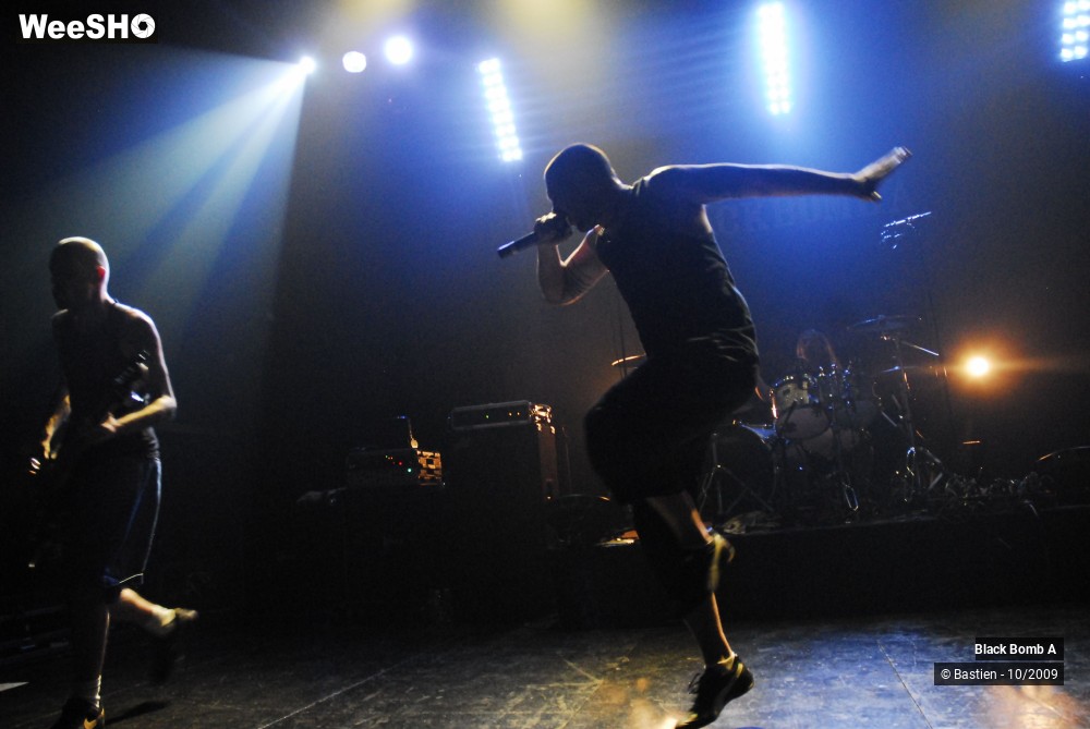 47/48 photos du spectacle Black Bomb A