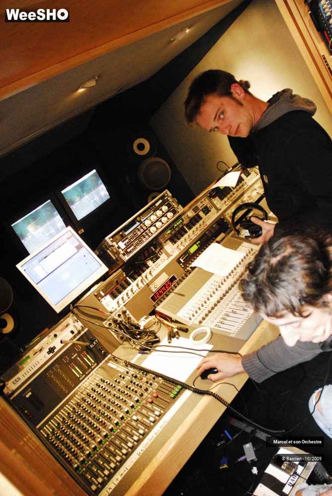 15/50 photos du spectacle Les marcels interview radio