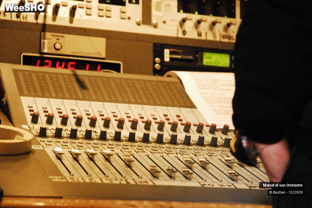 25/50 photos du spectacle Les marcels interview radio