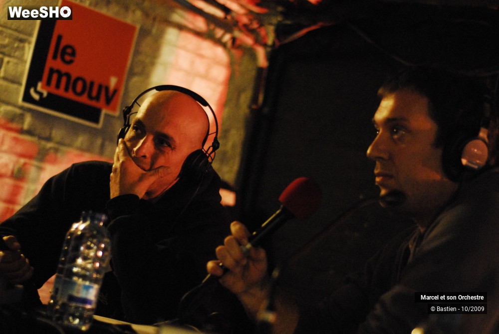27/50 photos du spectacle Les marcels interview radio