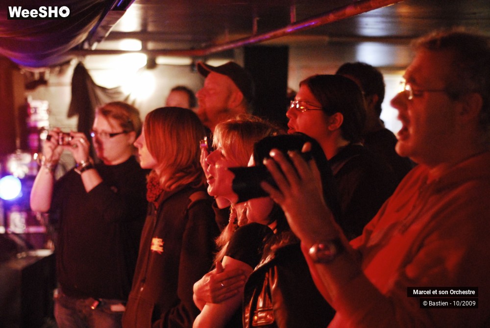 37/50 photos du spectacle Les marcels interview radio