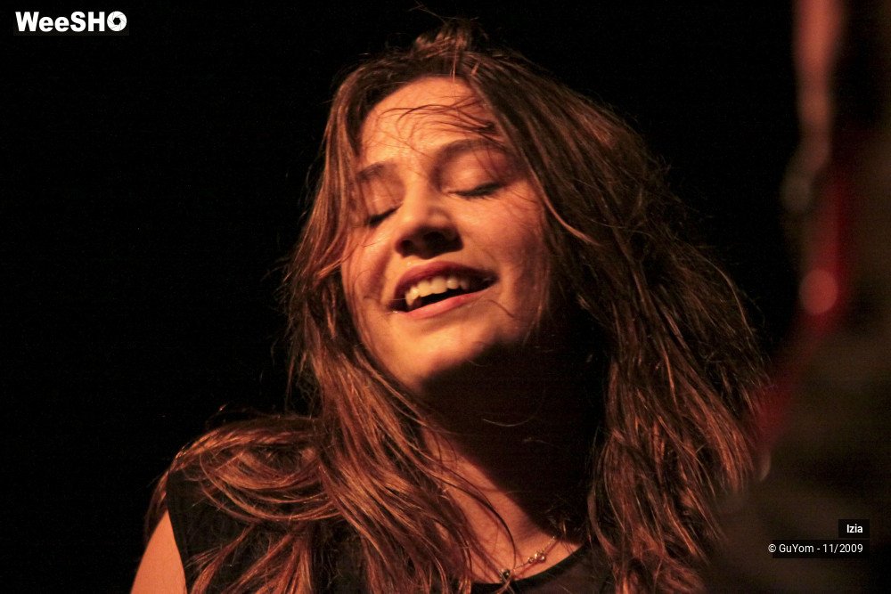 42/50 photos du spectacle Izia
