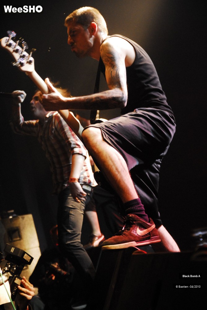 3/33 photos du spectacle Black Bomb A