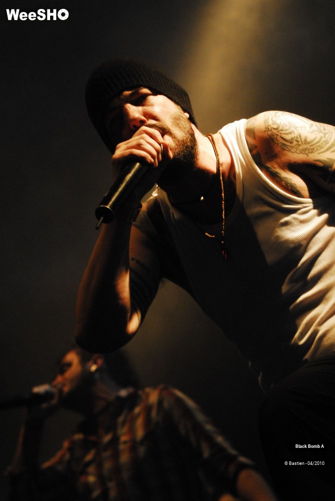17/33 photos du spectacle Black Bomb A