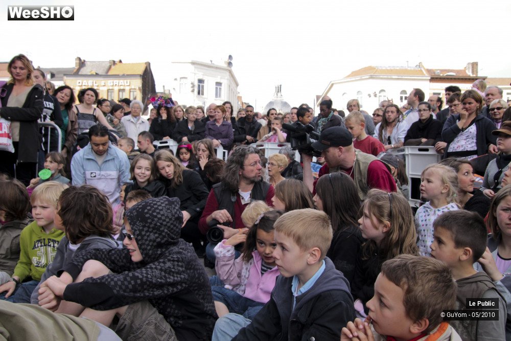 9/39 photos du spectacle Les Rues Joyeuses Ambiance 2