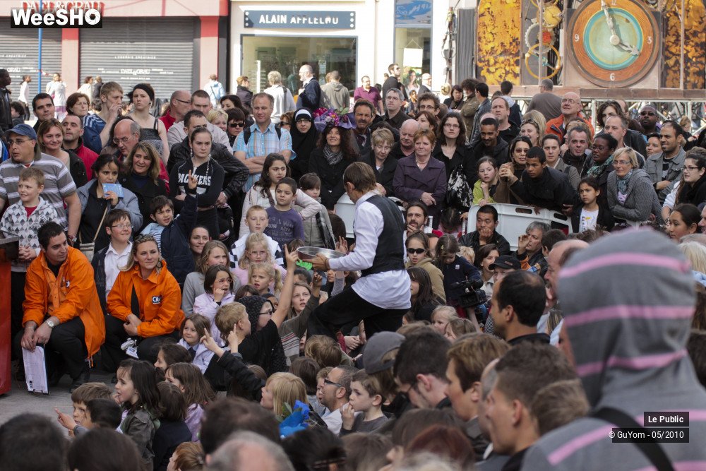 15/39 photos du spectacle Les Rues Joyeuses Ambiance 2