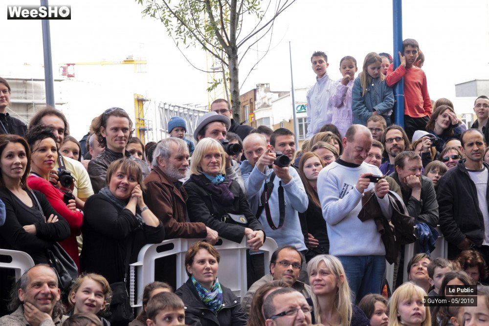 19/39 photos du spectacle Les Rues Joyeuses Ambiance 2