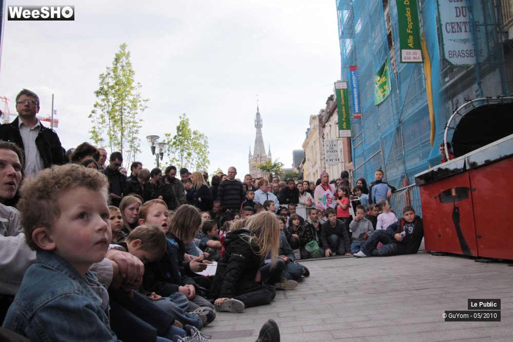 22/39 photos du spectacle Les Rues Joyeuses Ambiance 2