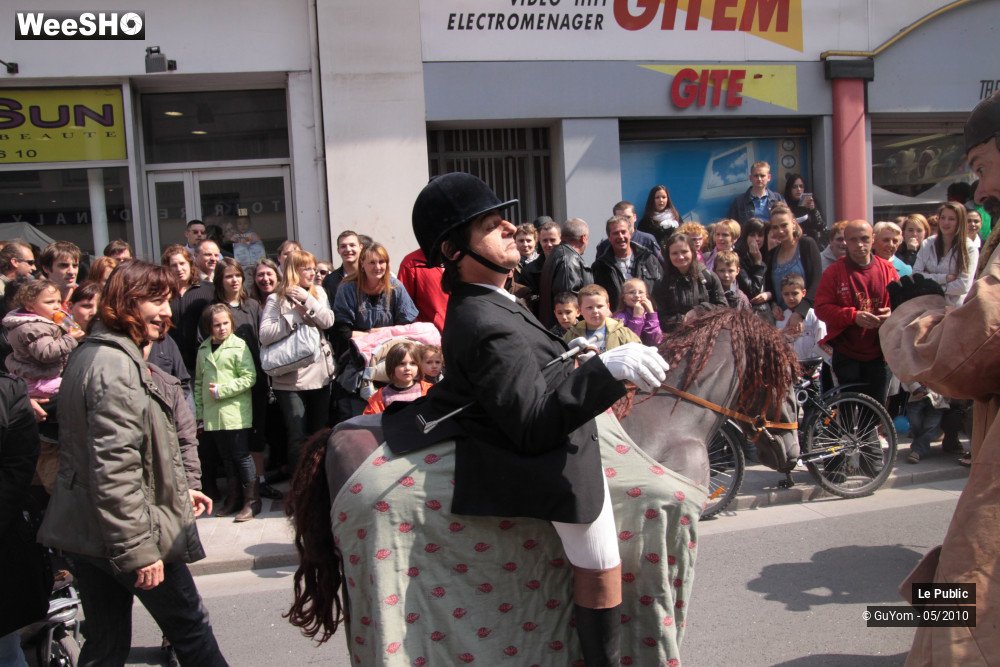 29/39 photos du spectacle Les Rues Joyeuses Ambiance 2