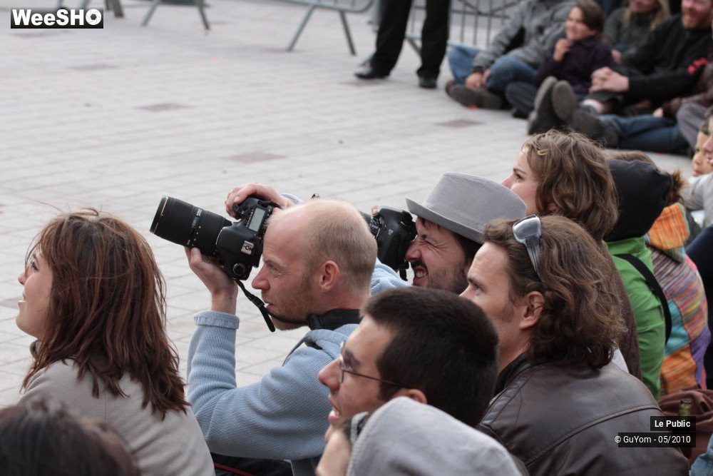 31/39 photos du spectacle Les Rues Joyeuses Ambiance 2