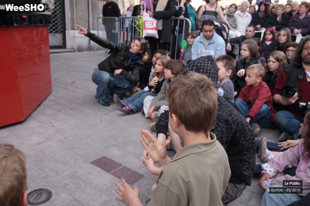 32/39 photos du spectacle Les Rues Joyeuses Ambiance 2