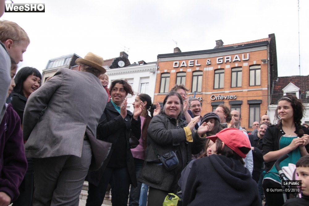 39/39 photos du spectacle Les Rues Joyeuses Ambiance 2
