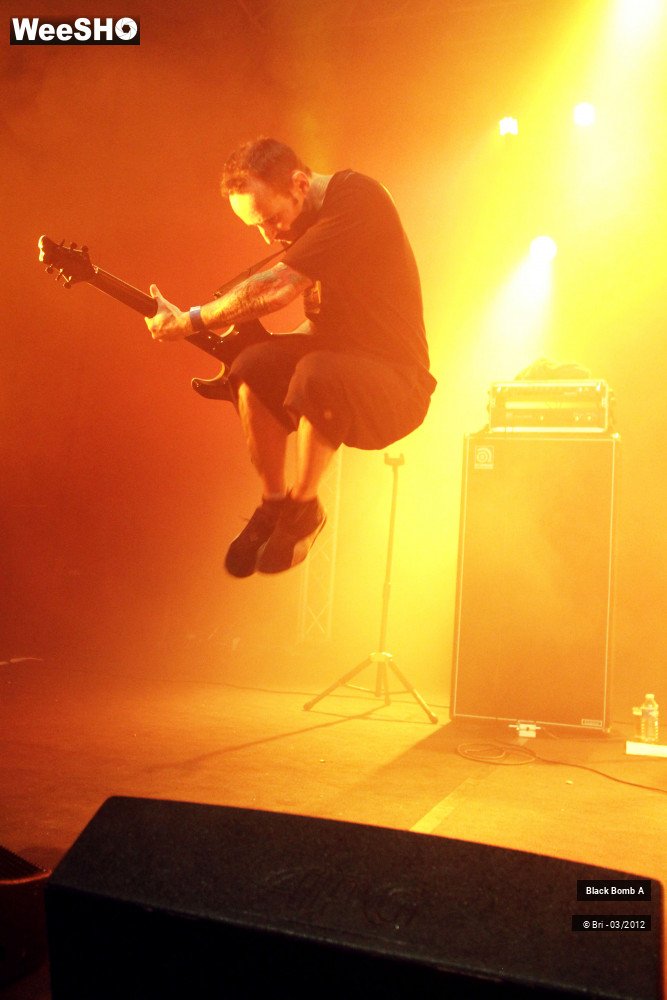 14/34 photos du spectacle Black Bomb A
