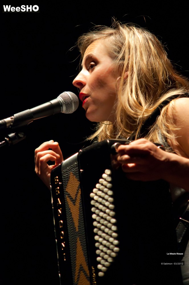 19/32 photos du spectacle La Meute Rieuse