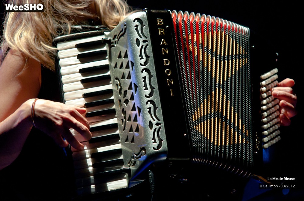 20/32 photos du spectacle La Meute Rieuse