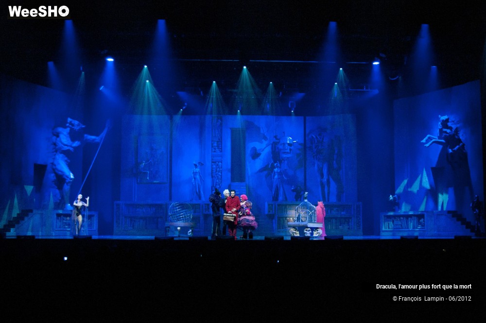 2/42 photos du spectacle Dracula, l'amour plus fort que la mort
