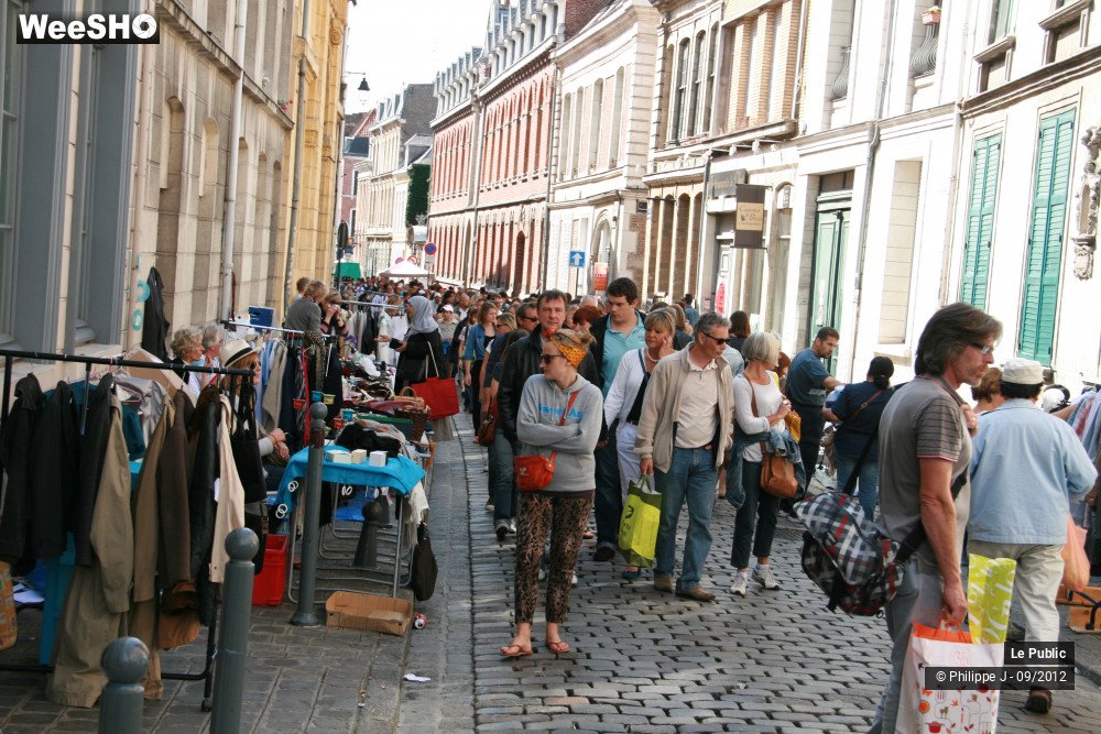 32/46 photos du spectacle La Braderie Ambiance