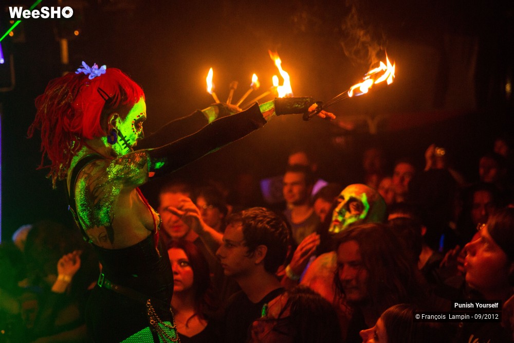 2/50 photos du spectacle Punish Yourself