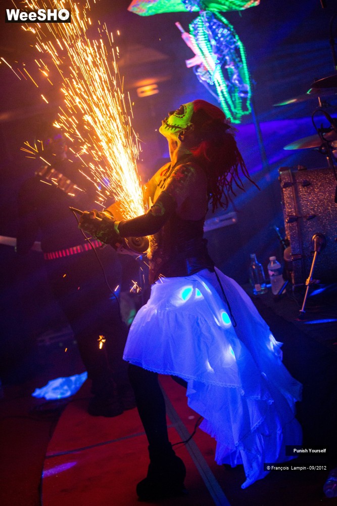 8/50 photos du spectacle Punish Yourself