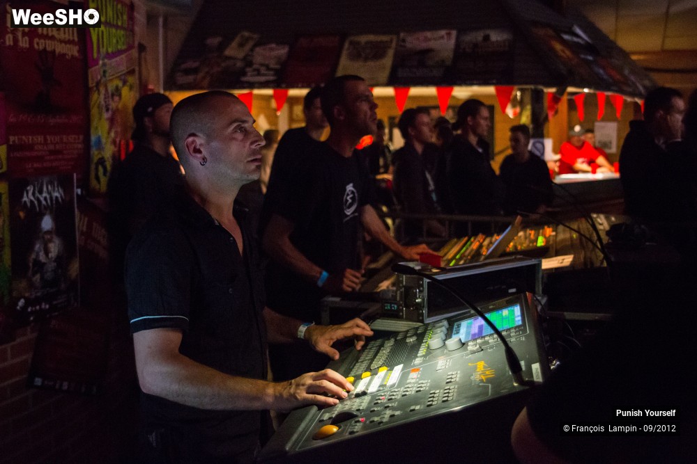 25/50 photos du spectacle Punish Yourself