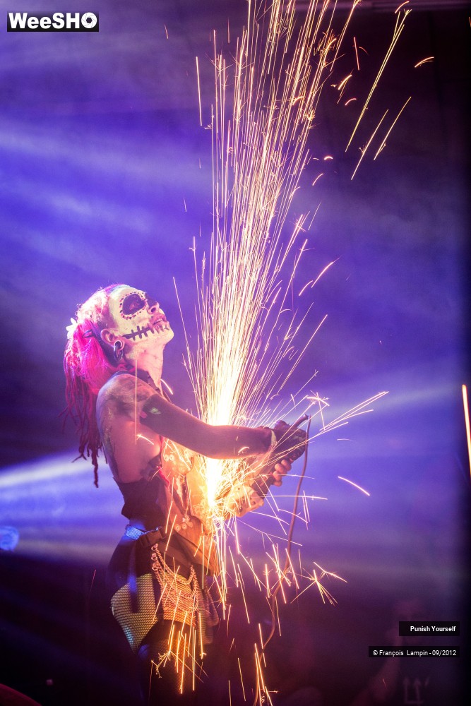 40/50 photos du spectacle Punish Yourself