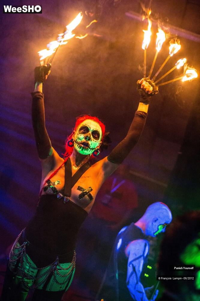 44/50 photos du spectacle Punish Yourself