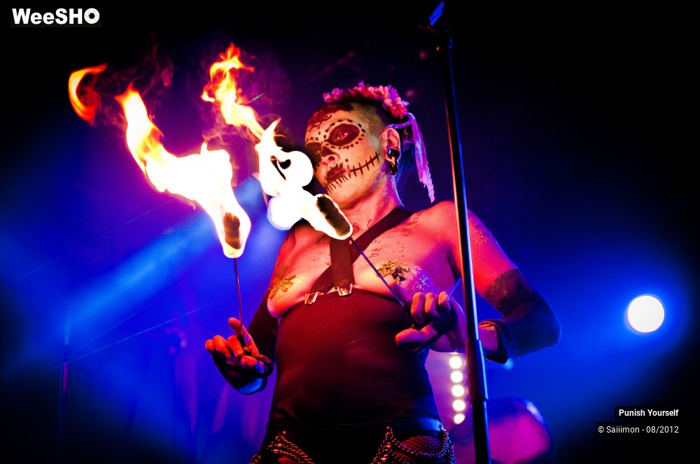 1/27 photos du spectacle Punish Yourself