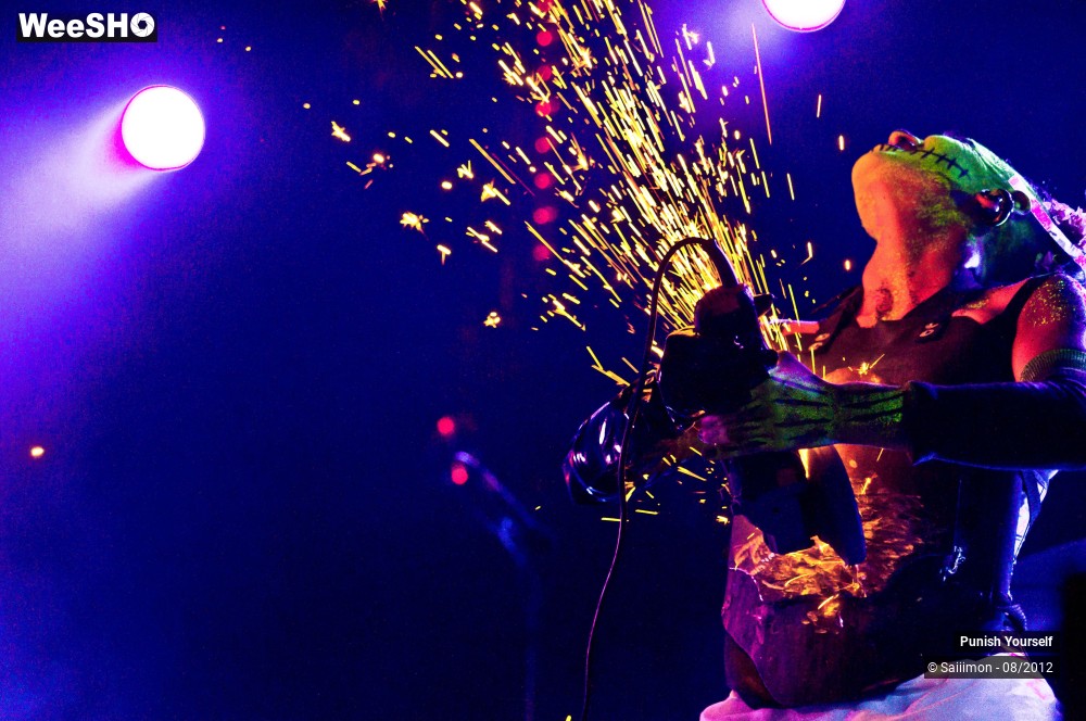 16/27 photos du spectacle Punish Yourself