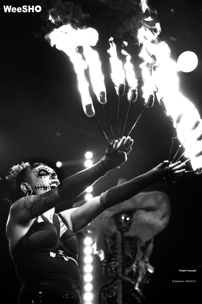 18/27 photos du spectacle Punish Yourself