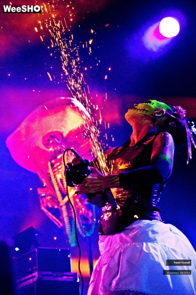 19/27 photos du spectacle Punish Yourself