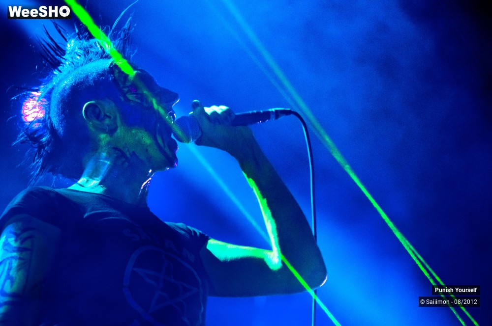 20/27 photos du spectacle Punish Yourself