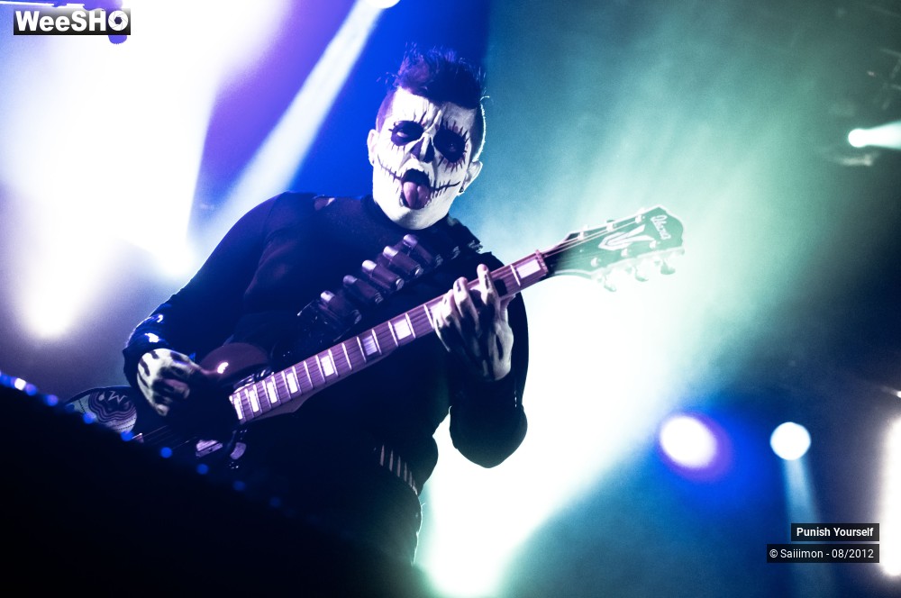 21/27 photos du spectacle Punish Yourself