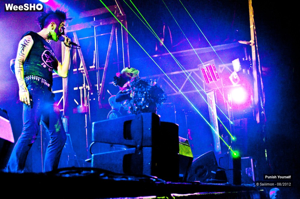 24/27 photos du spectacle Punish Yourself