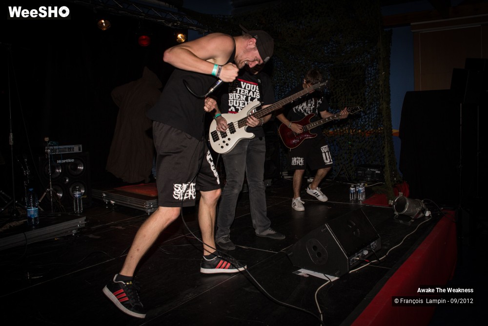 2/15 photos du spectacle Awake The Weakness