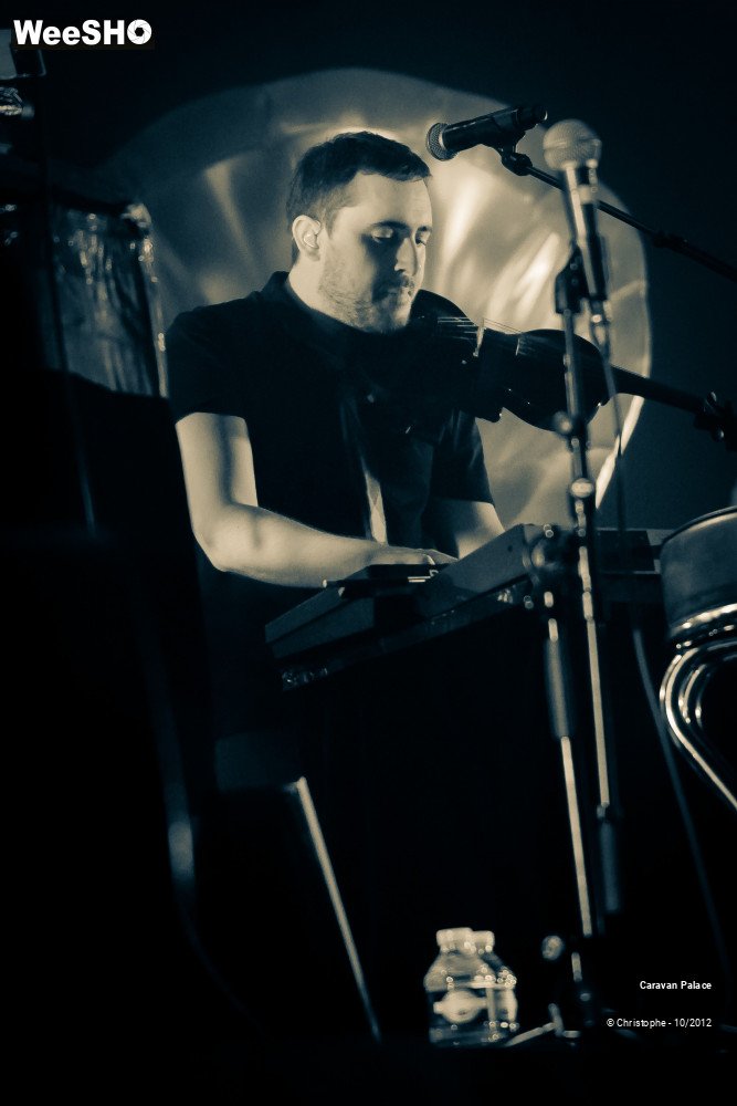 38/44 photos du spectacle Caravan Palace