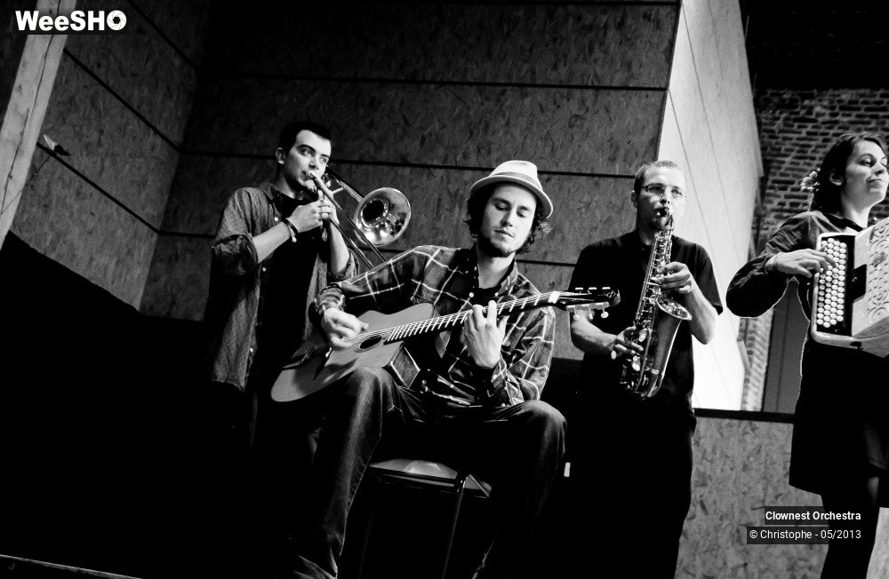 8/44 photos du spectacle Clownest Orchestra