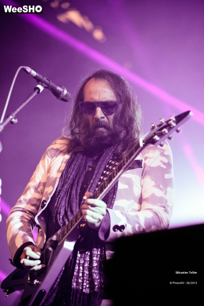 35/45 photos du spectacle Sébastien Tellier
