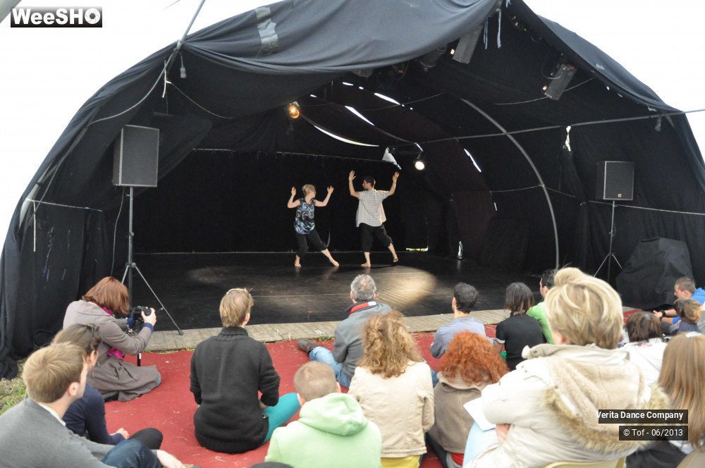 12/34 photos du spectacle Behind The Body