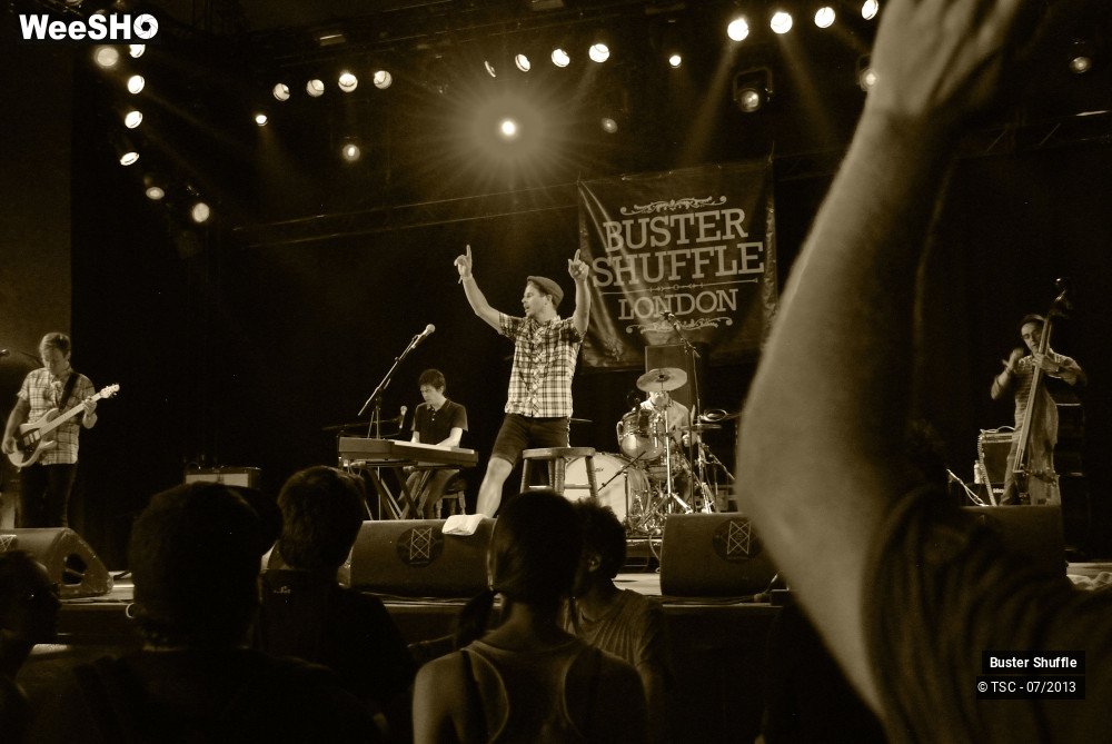 17/30 photos du spectacle Buster Shuffle