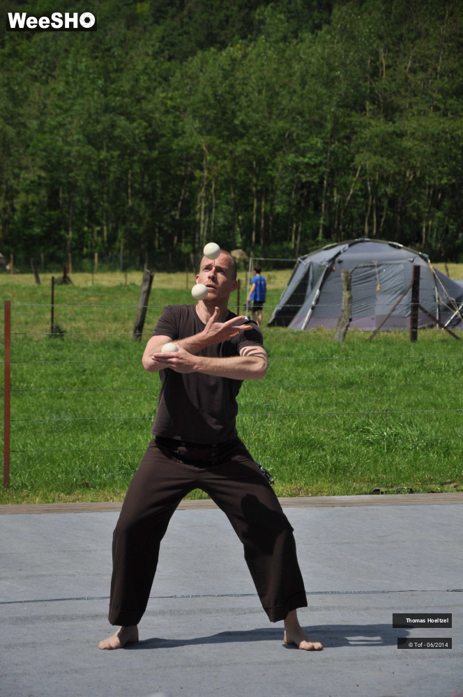 9/36 photos du spectacle Ako, petite pièce jonglée et gesticulée